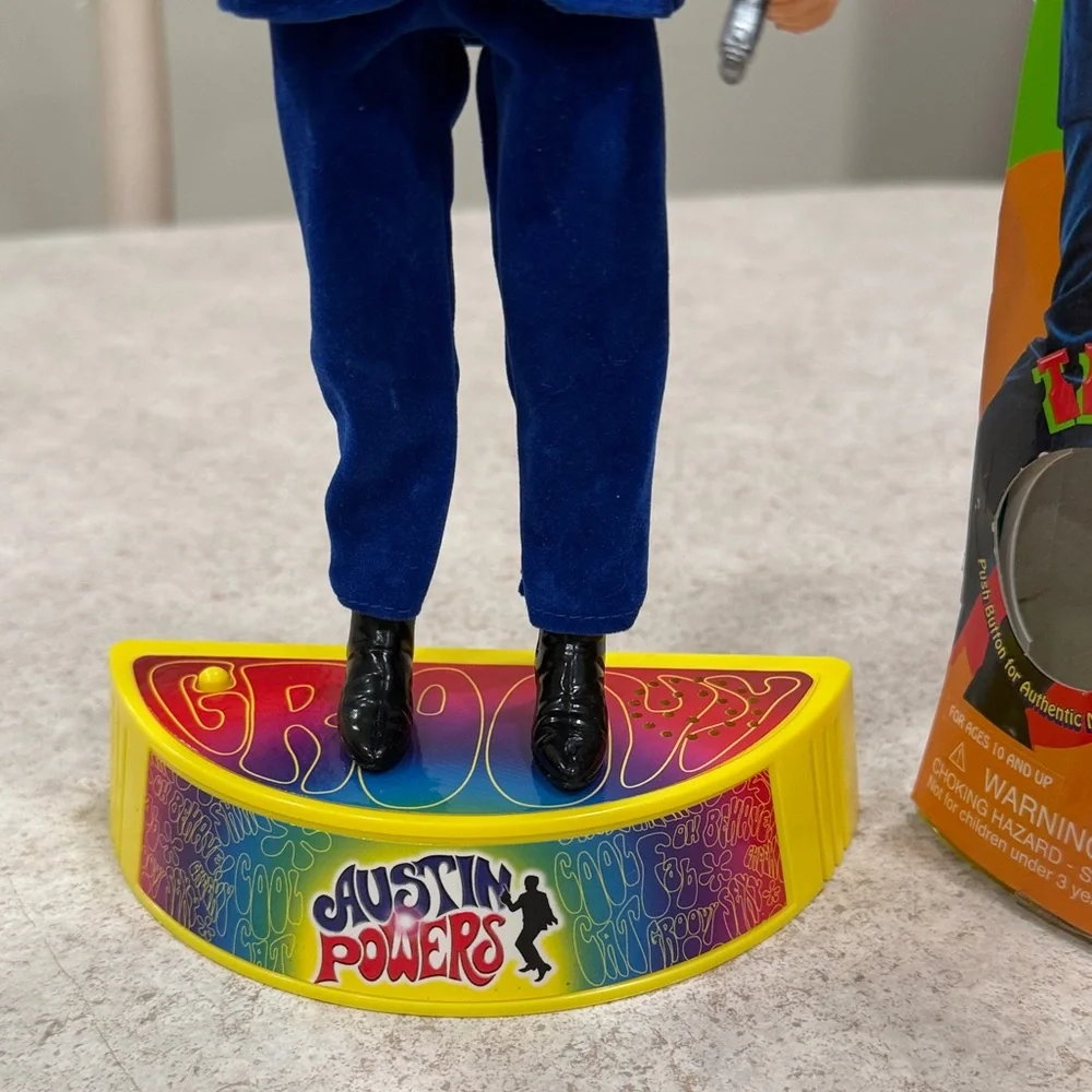 TRENDMASTERS 1998 AUSTIN POWERS FULL POSABLE DOLL & WORKING TALKING STAND IN BOX - Picture 8 of 15